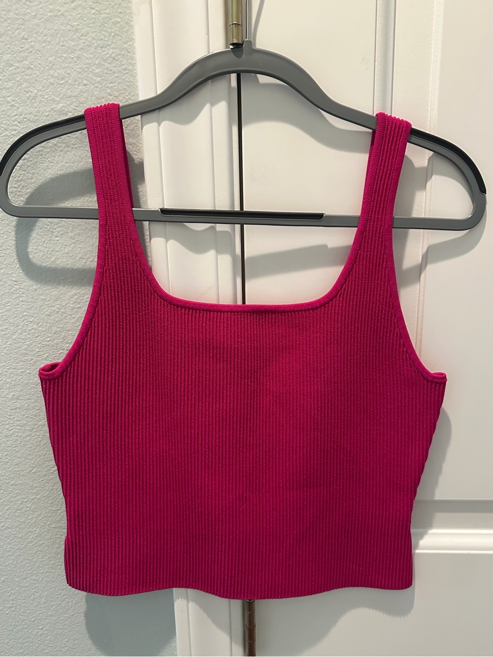 Babaton Ribbed Crop Tank - Hot Pink